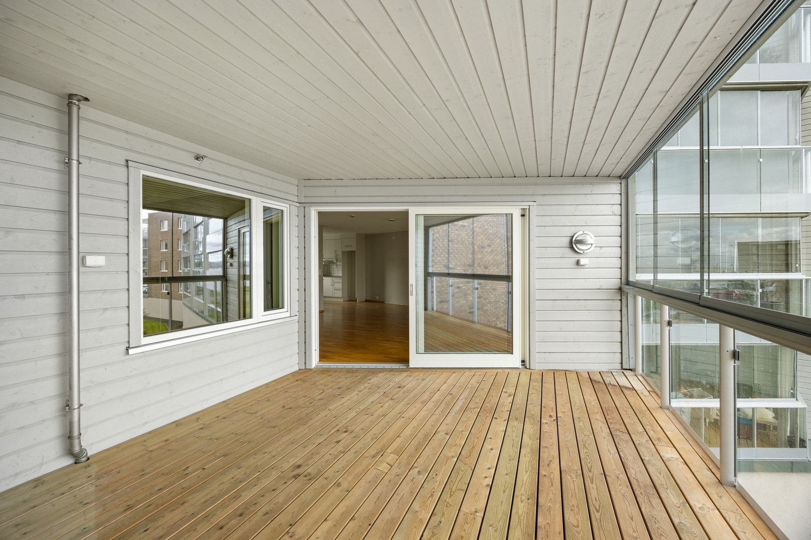 Stor og romslig balkong på 17 kvm. En god forlengelse av stuen. Galleribilde