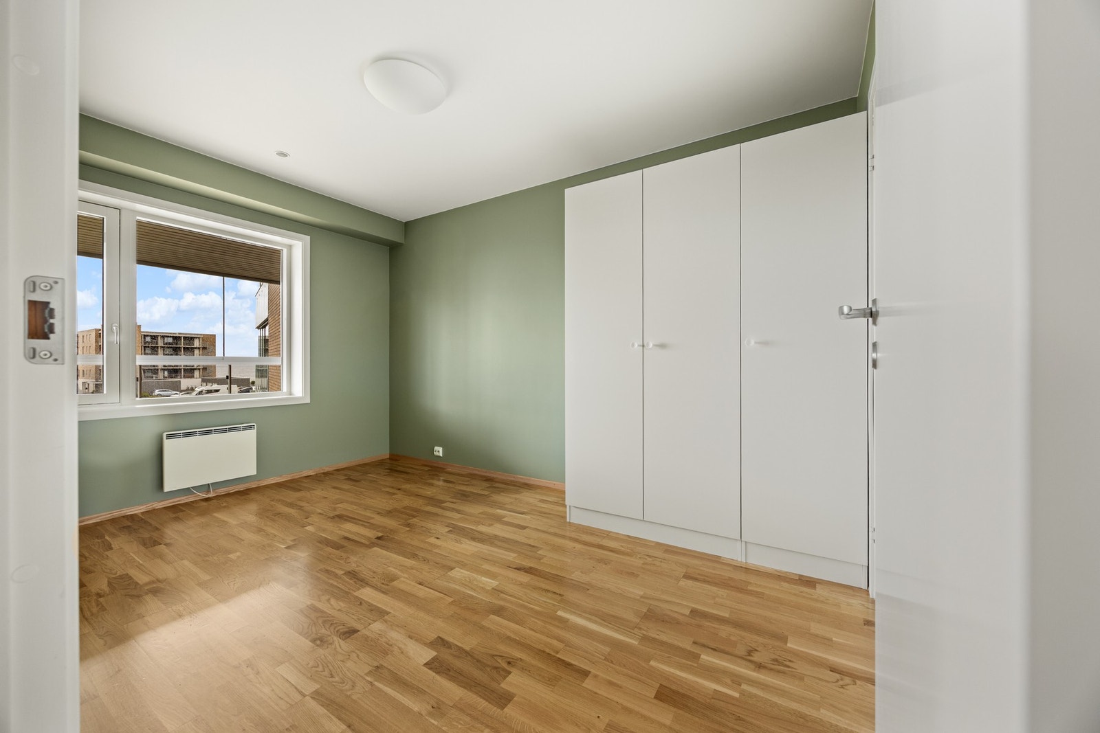 Romslig soverom på ca. 11kvm. God plass til seng og garderobeløsning. Galleribilde