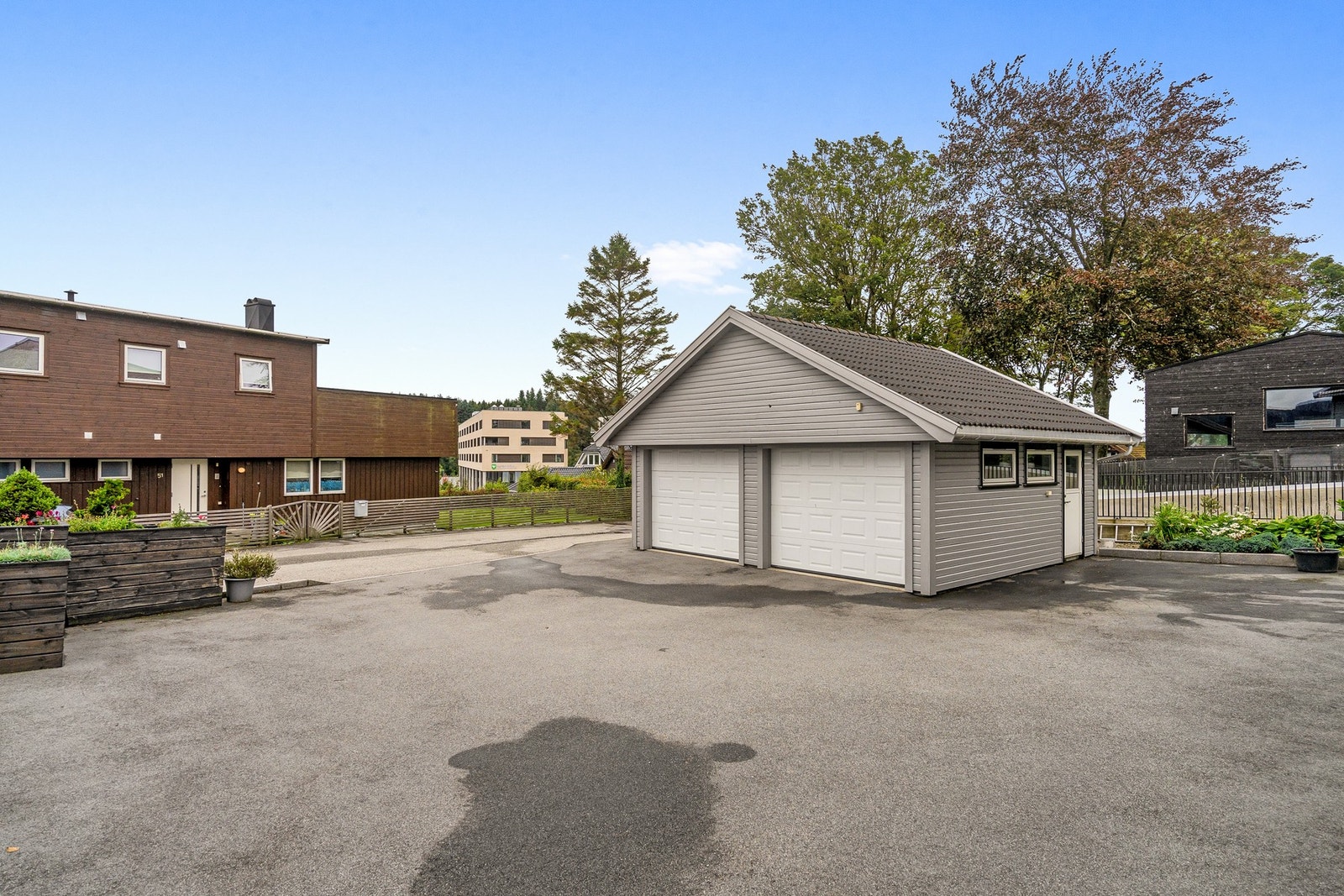 Dobbel garasje og stort gårdsrom Galleribilde