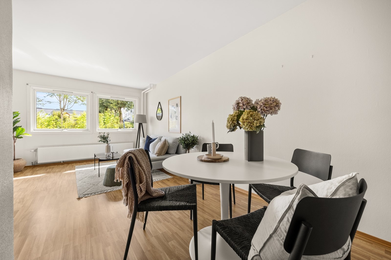 Stue med flere møbleringsmuligheter Galleribilde