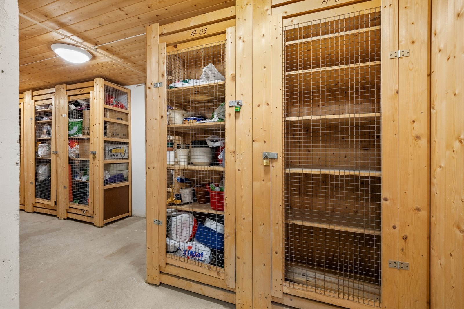 Det medfølger en matbod og en vanlig bod Galleribilde