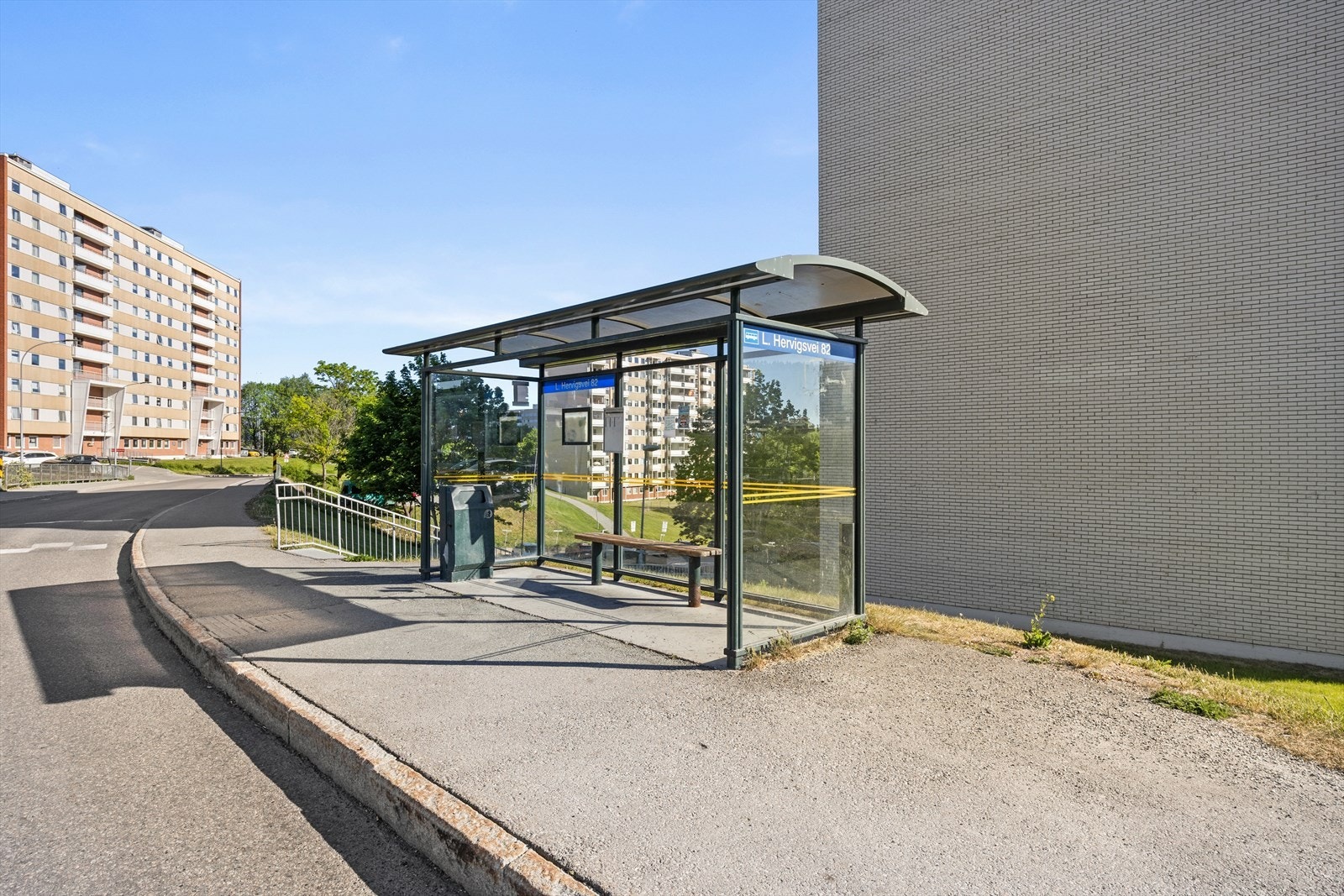 Umiddelbar nærhet til bussholdeplass Galleribilde