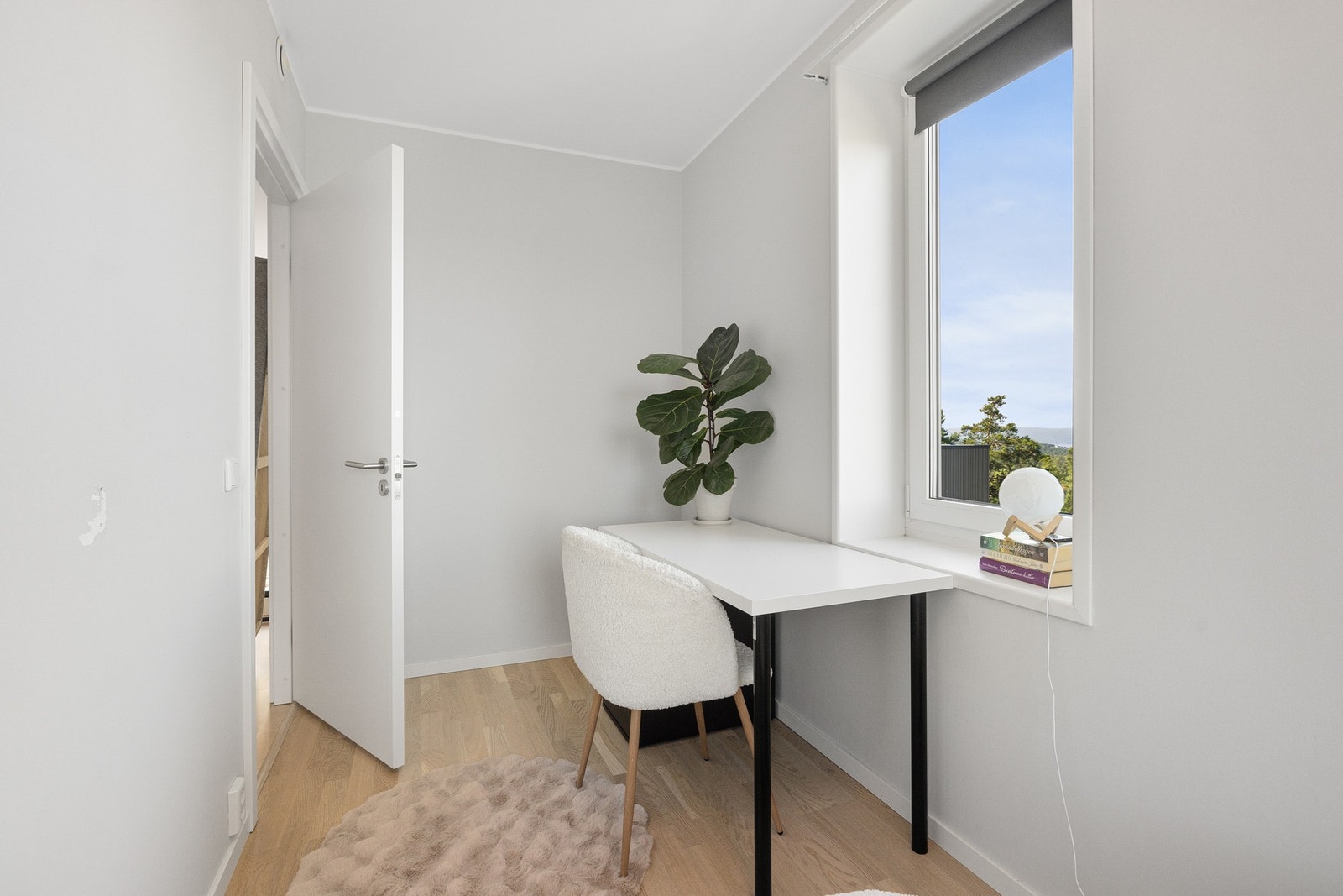 Soverom 3 har flere vinduer som gir sollys fra to himmelretninger. Galleribilde