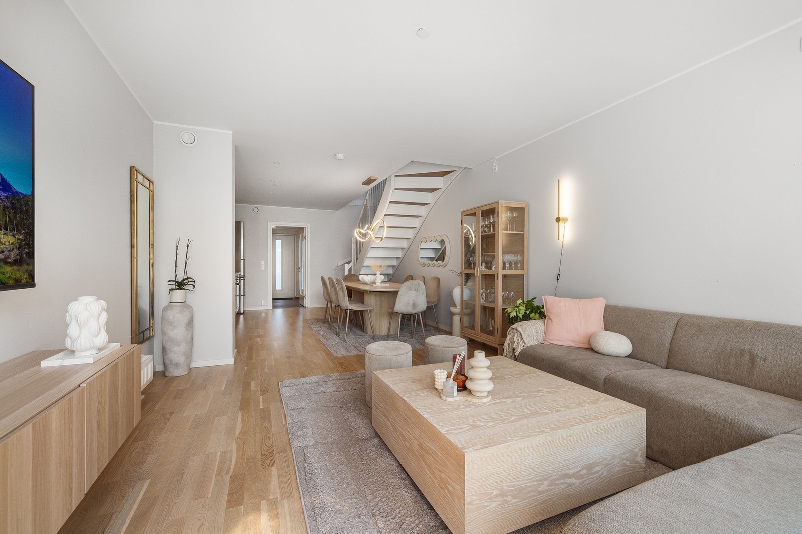 Stuen utgjør boligens naturlige samlingspunkt og fremstår som lys og innbydende med sin åpne løsning mot kjøkkenet. Galleribilde