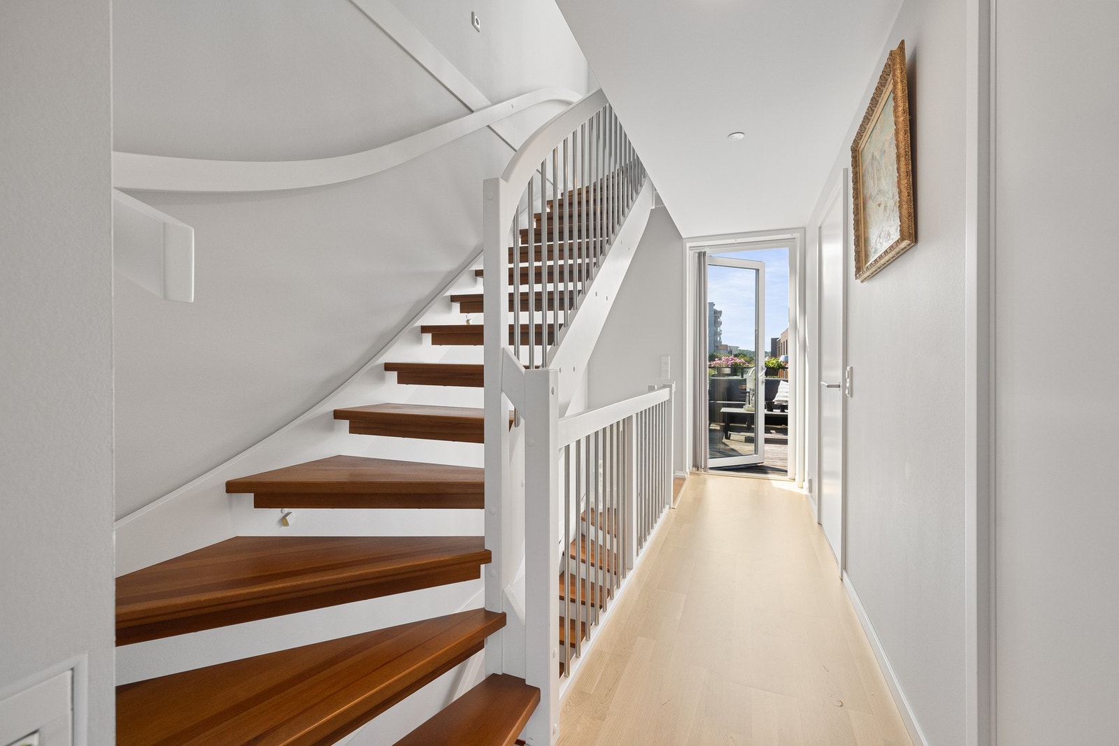 I boligens andre etasje har du utgang til takterrassen. Galleribilde