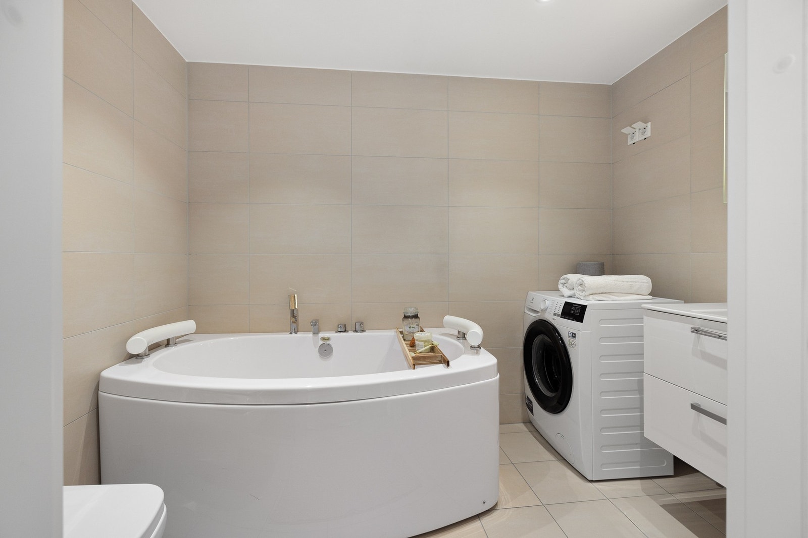 Baderommet i 2. etasje er helfliset og oppvarmet med behagelige varmekabler. Galleribilde