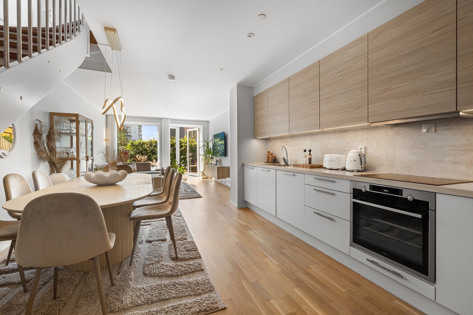 Kjøkkenet fremstår som moderne og funksjonelt, med god skap- og benkeplass som gjør matlagingen både praktisk og effektiv. Galleribilde