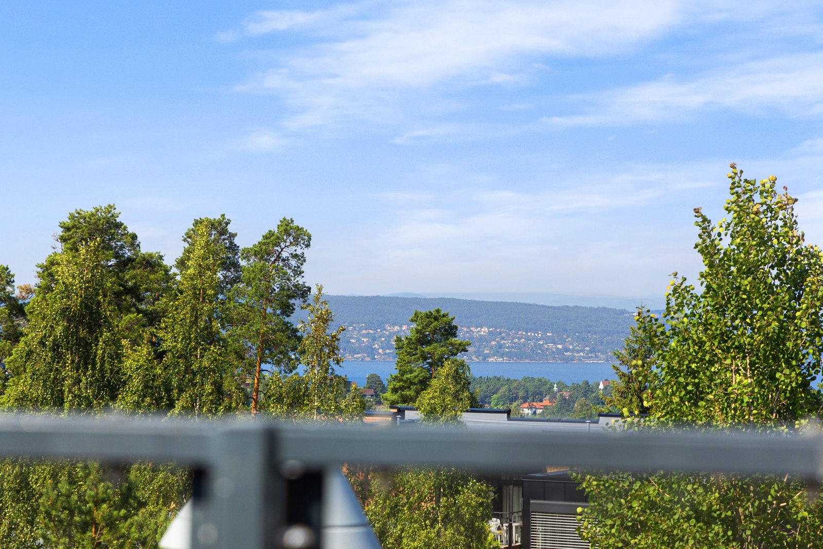 Her bor du på toppen av Mortensrudhøyden med nydelig utsikt. Galleribilde