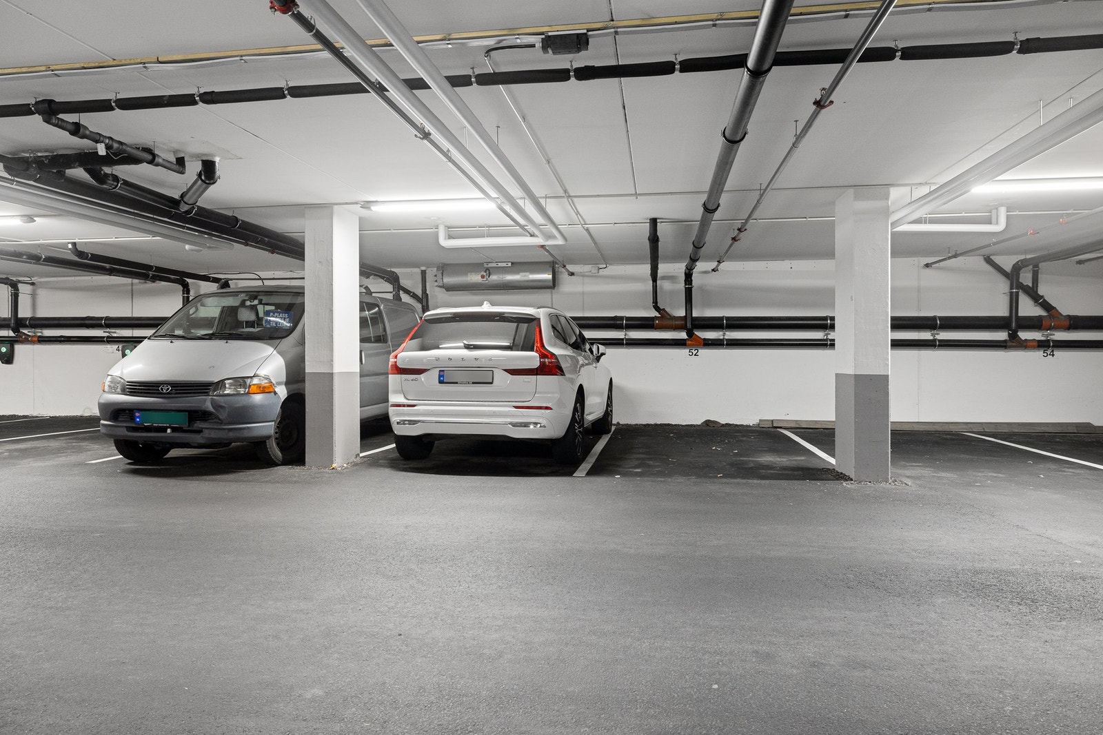 Boligen disponerer en garasjeplass. Galleribilde