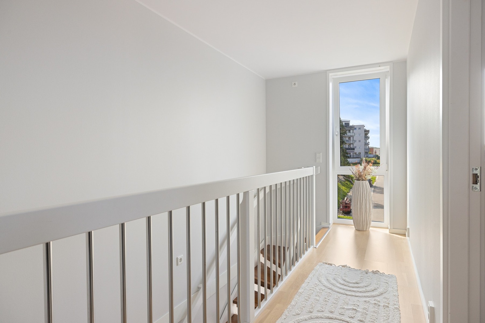 Boligen går over tre plan og på øverste plan finner du tre gode soverom. Galleribilde