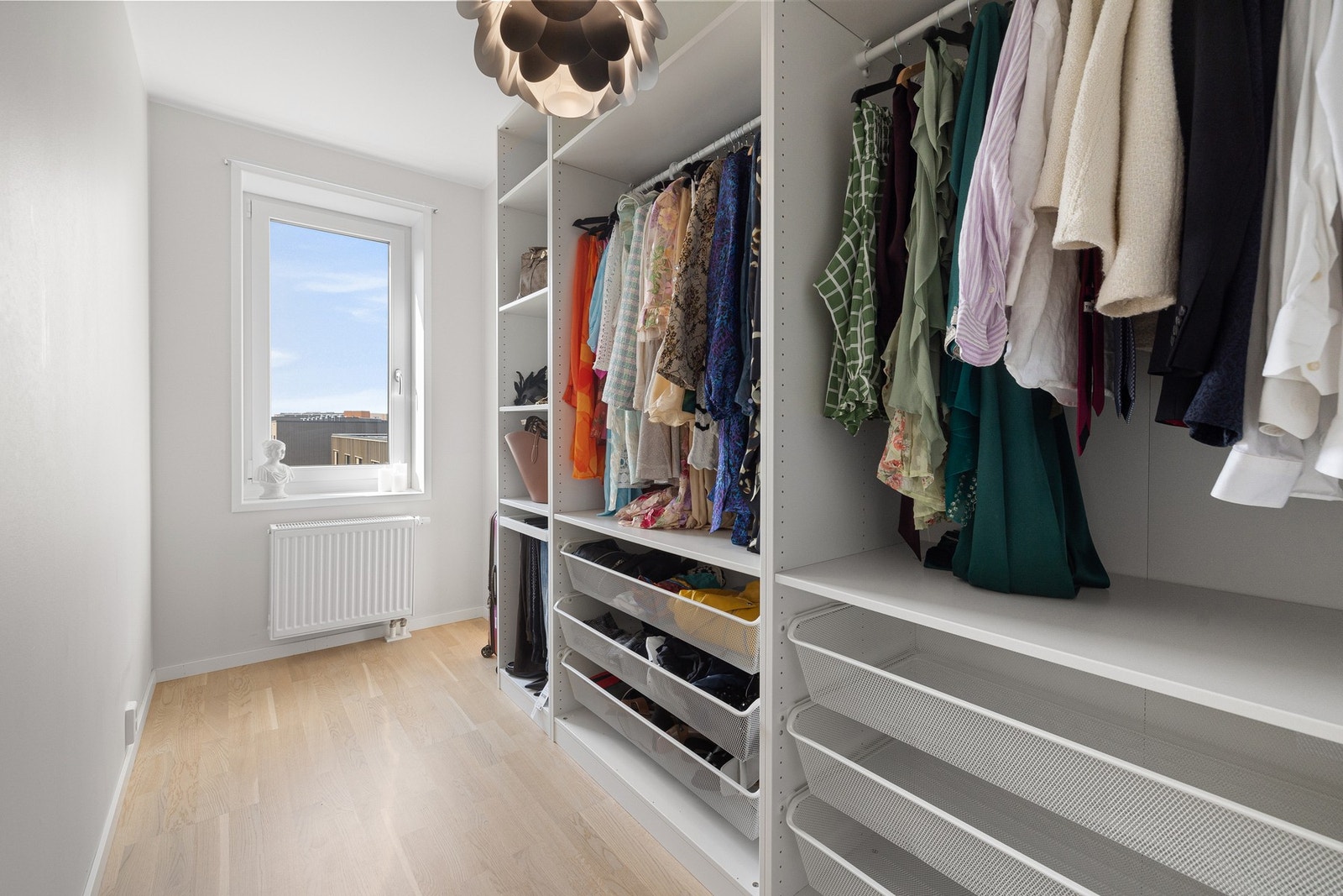 Det fjerde soverommet benyttes i dag som garderoberom med rikelig plass. Galleribilde