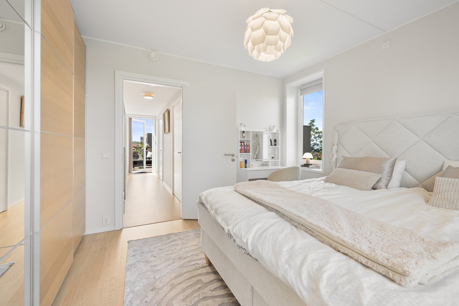 Hovedsoverommet har i dag en stor skyvedørsgarderobe, og det er god plass til dobbeltseng med nattbord på hver side. Galleribilde