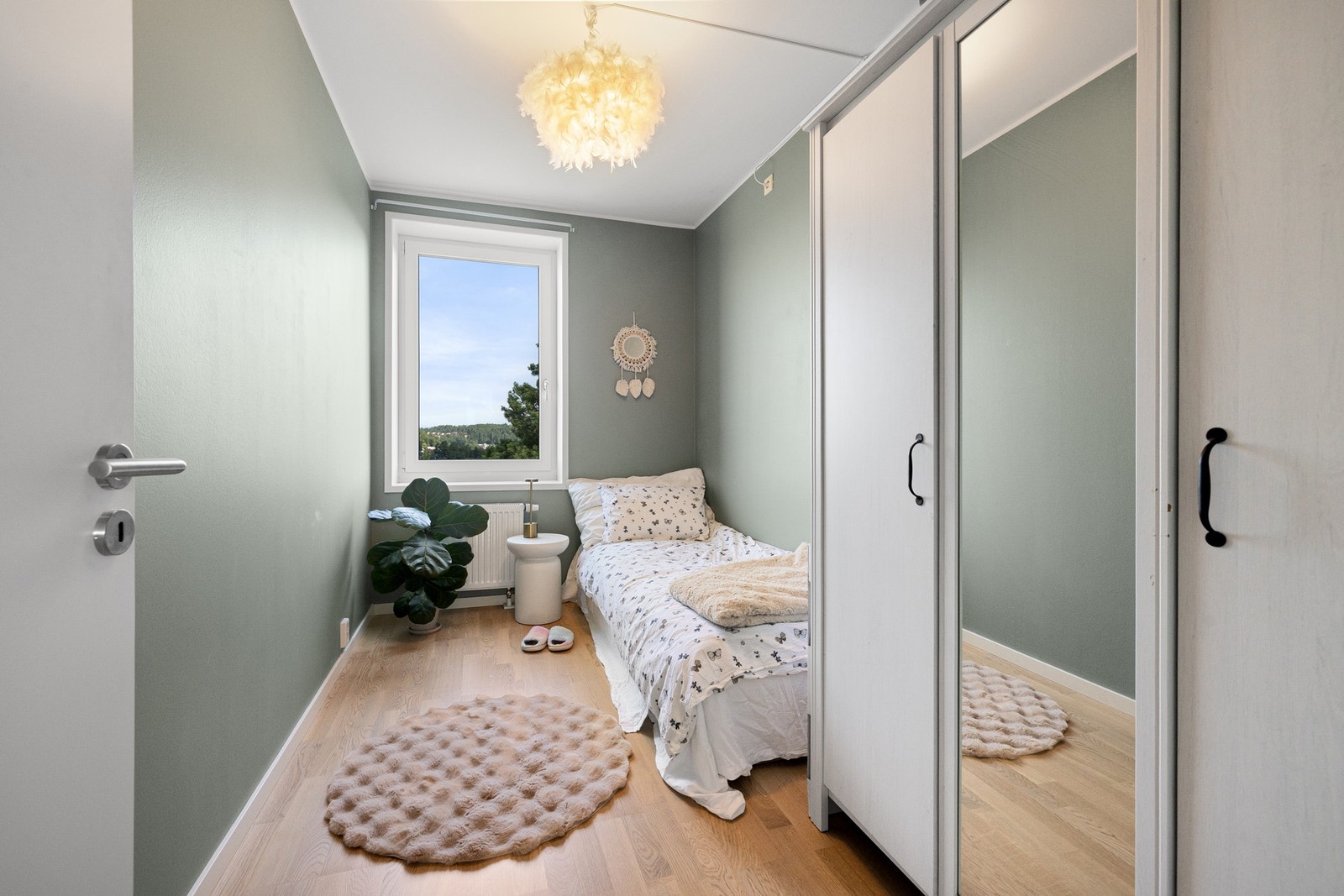 Soverom 2 er malt i lyse toner, mens gulvet er belagt med klassisk 3-stavs eikeparkett. Galleribilde