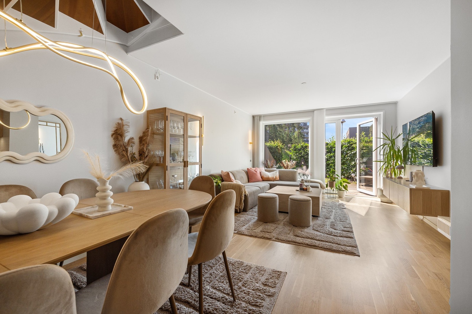 Store vindusflater gir rikelig med dagslys, mens fjernvarme og balansert ventilasjon sørger for et energieffektivt inneklima. Galleribilde