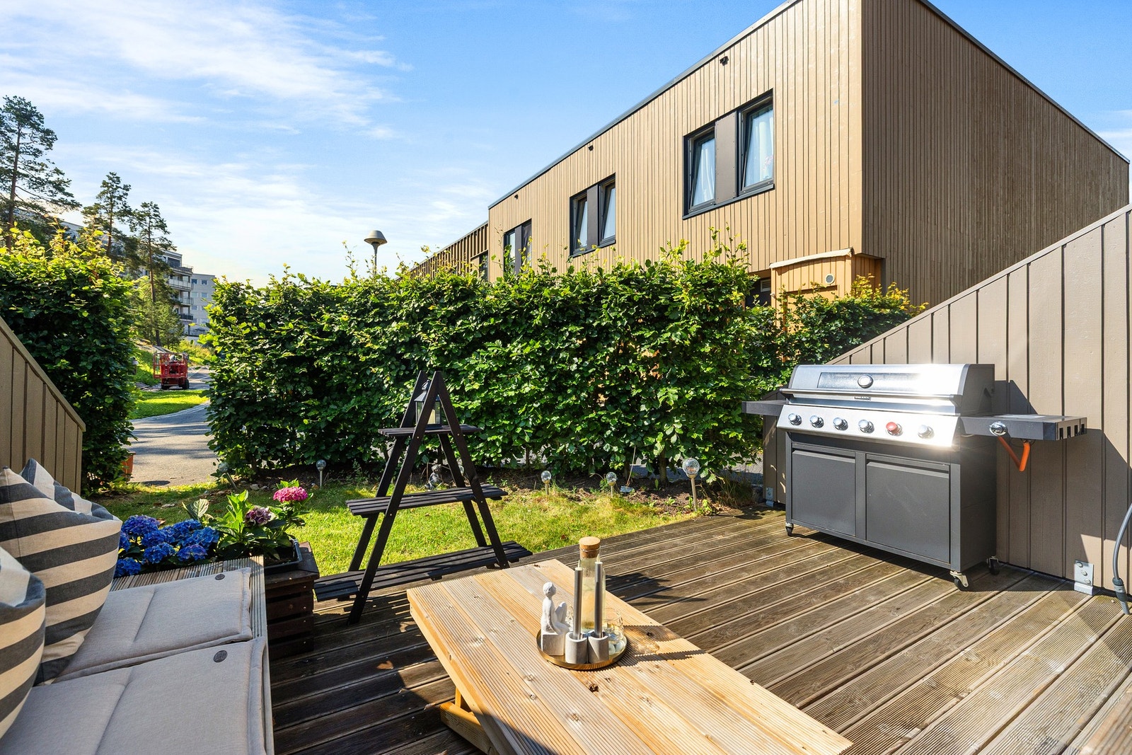 På den romslige plattingen er det god plass til utemøblement og grill, perfekt for å samle familie og venner rundt måltider under åpen himmel. Galleribilde