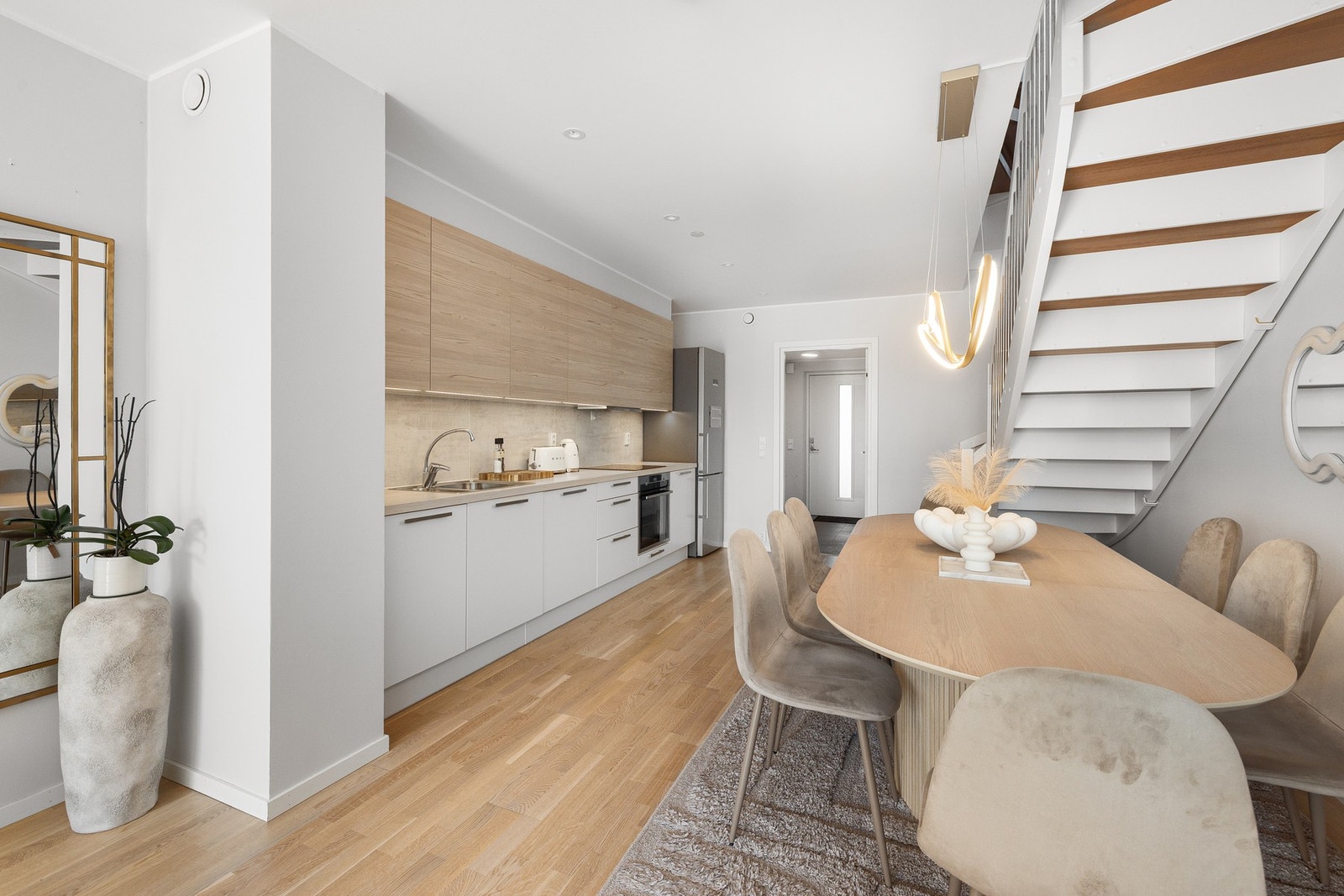 Veggene er malt i en tidløs, lys grånyanse som harmonerer flott med den klassiske 3-stavs eikeparketten på gulvet. Galleribilde