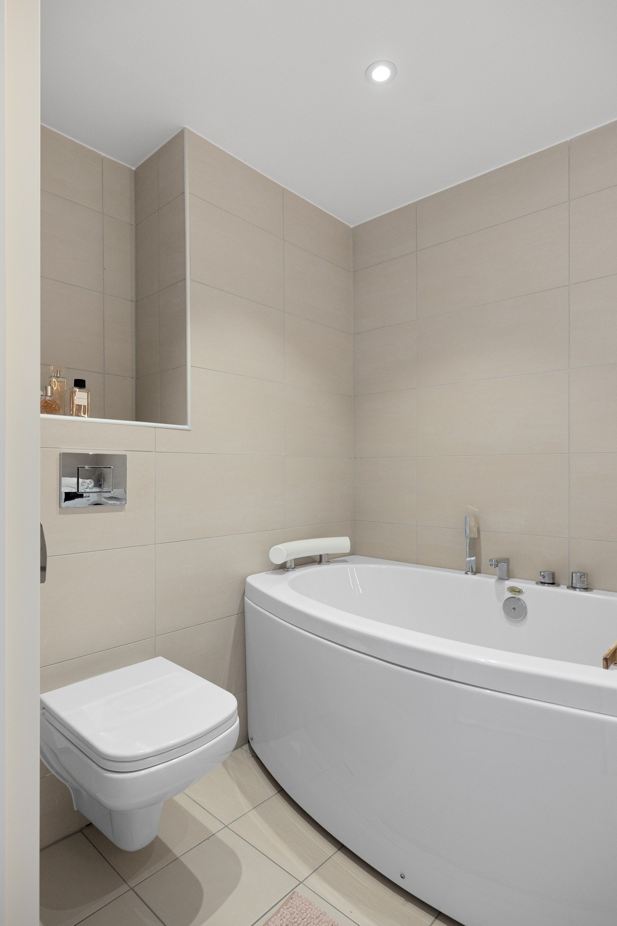 Badekaret byr på ekstra komfort og har håndholdt spylefunksjon. Galleribilde