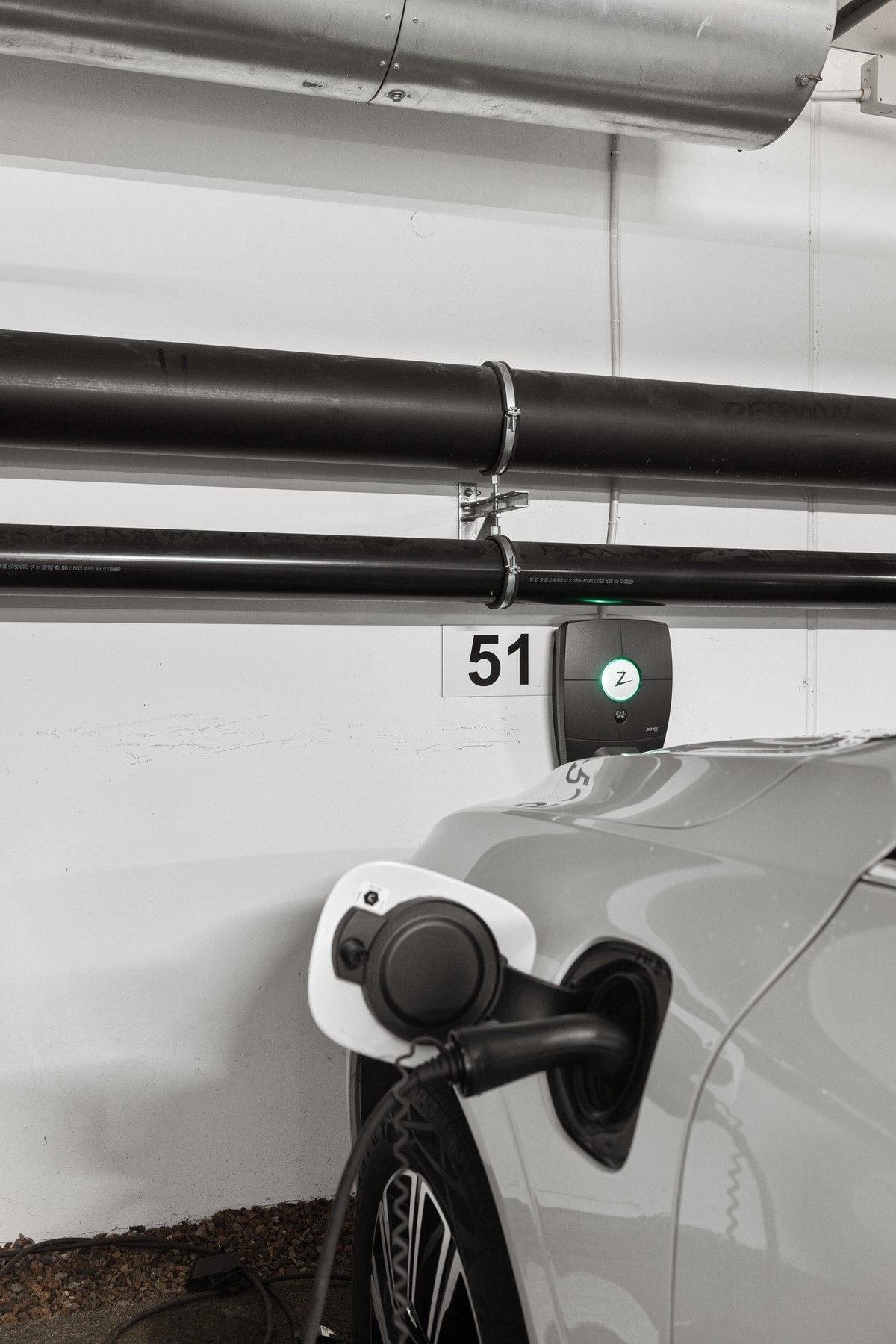 Det er montert elbil-lader på garasjeplassen. Galleribilde