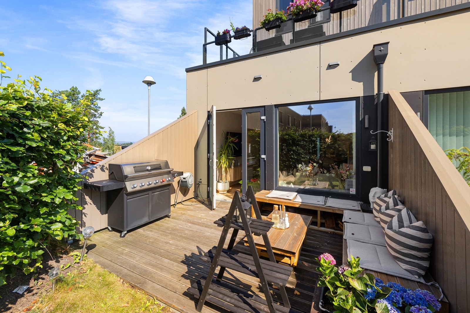 Boligen byr på flere kvaliteter som blant annet hele 29m² uteplasser fordelt på markterrasse med hage og en flott takterrasse. Galleribilde