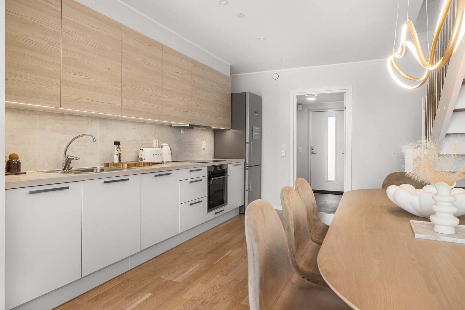 HTH kjøkkeninnredninger med laminat benkeplate, kombinert med flislagte veggflater mellom over- og underskap som gir et tidløst uttrykk. Galleribilde