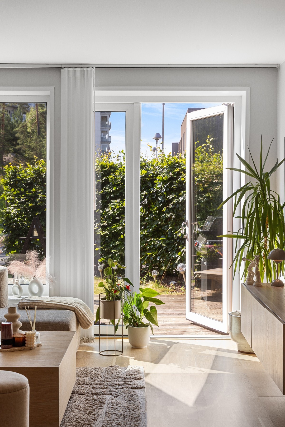 Fra stuen er det direkte adkomst til en hyggelig terrasse og hageareal. Galleribilde