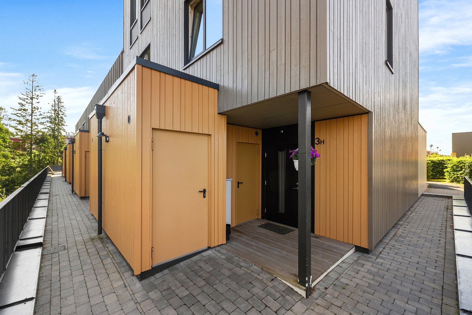 Like ved inngangspartiet finner du en smart sportsbod på hele 5m², som gir ideelle lagringsmuligheter for sykler, barnevogn og annet utstyr. Galleribilde