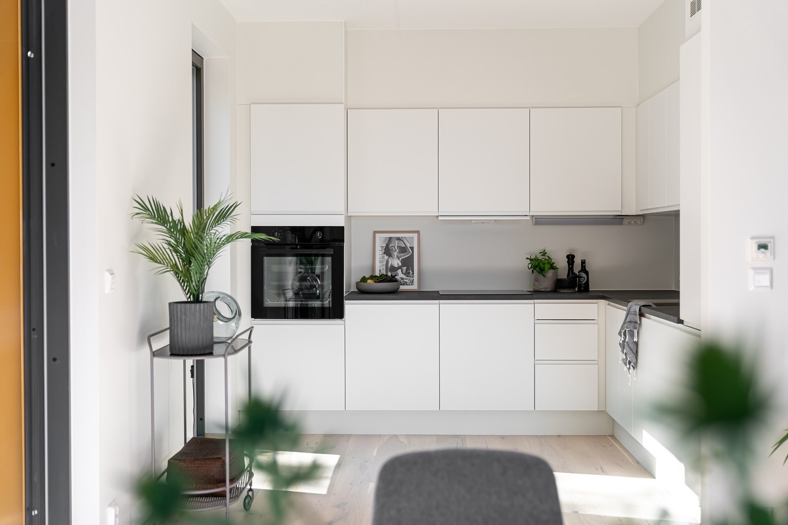 Flott kjøkken fra Designa med integrerte hvitevarer - - Bildet er tatt i en annen leilighet av tilsvarende type, avvik vil forekomme (merk at kjøkken i leiligheten som selges har grå fronter) Galleribilde