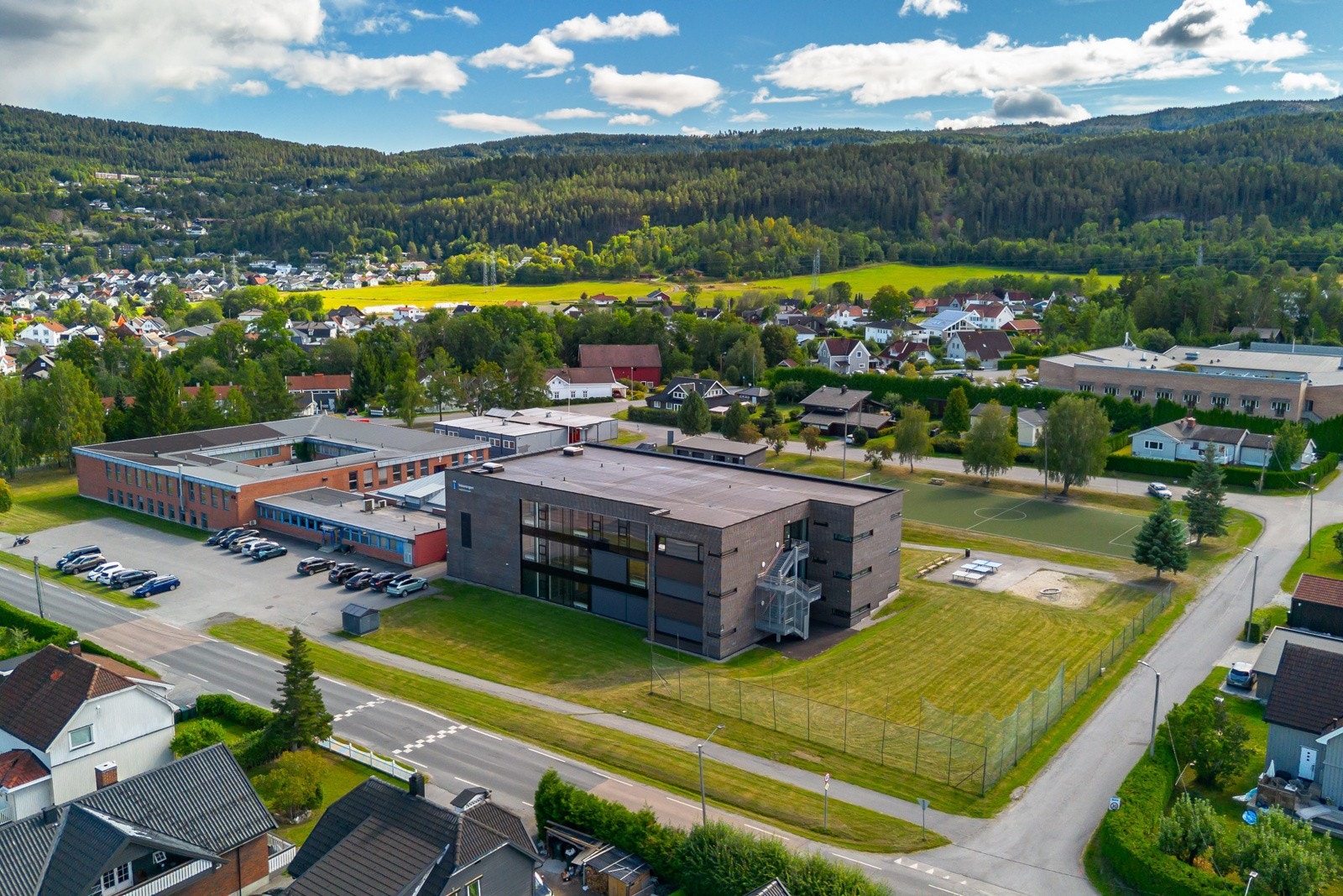 Veiavangen undomsskole i nærheten av Kroksalleen 21. Galleribilde