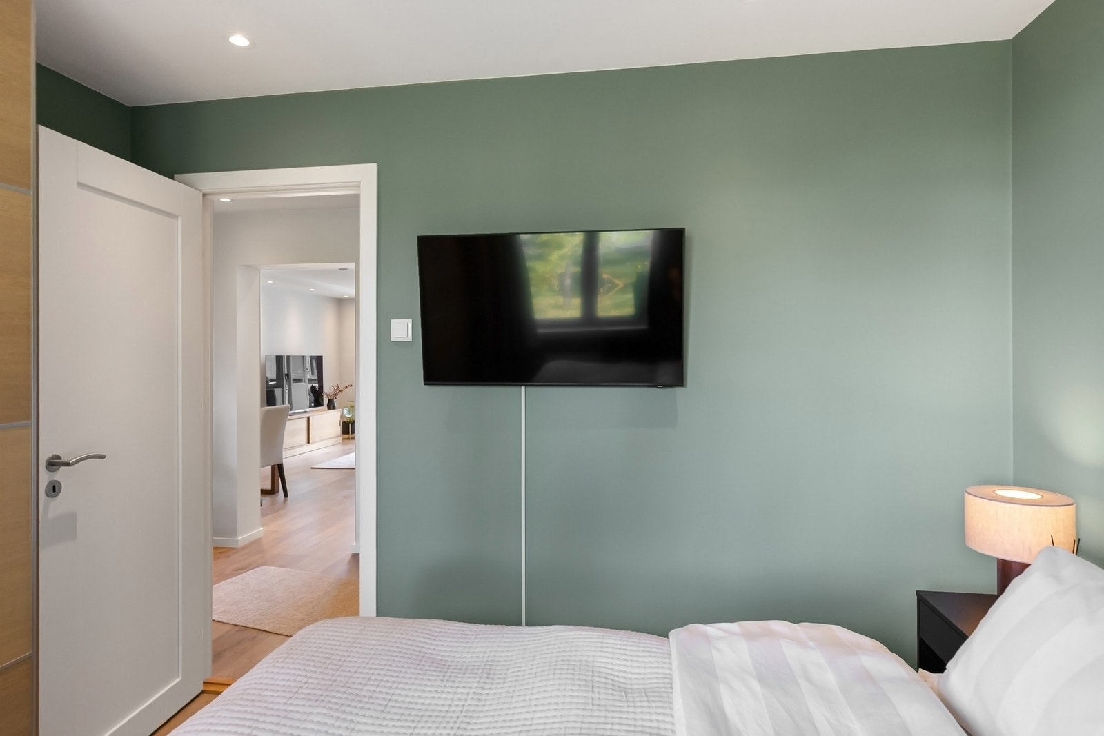 Soverommet er lyst og luftig, med plass til dobbeltseng og tilhørende møblement. Galleribilde