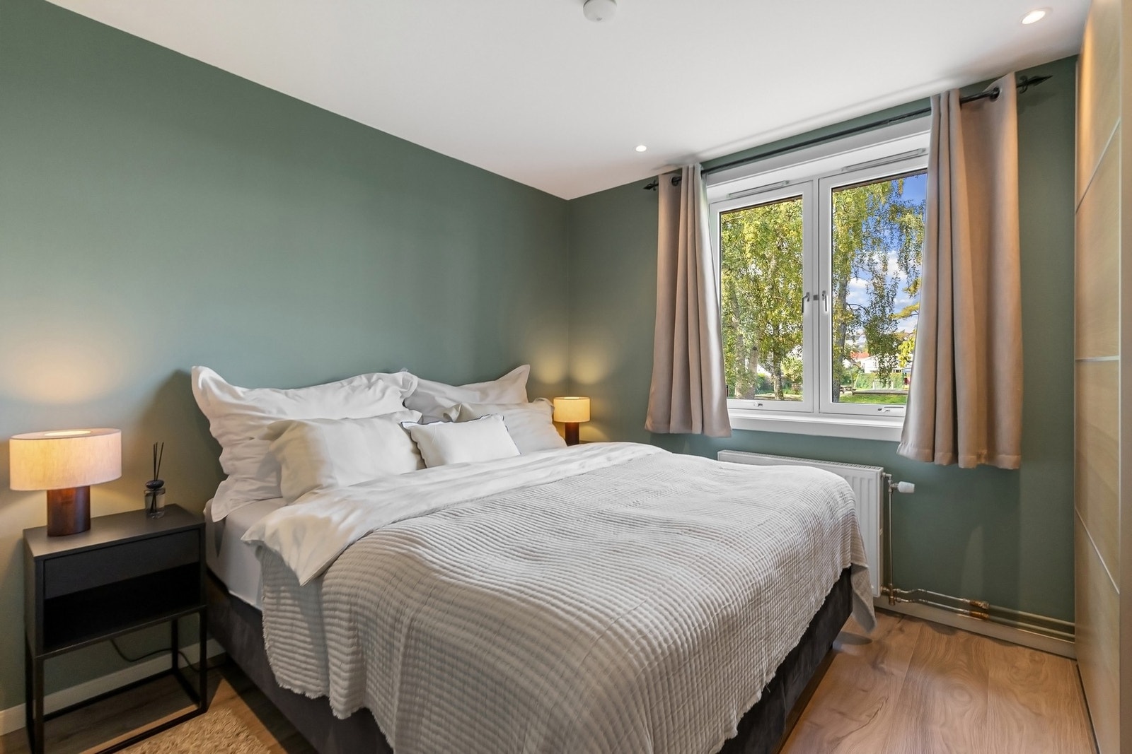 Rommet har laminatgulv, lyse vegger og skyvedørsgarderobe som gir god oppbevaringsplass. Et stort vindu gir rikelig med dagslys. Galleribilde