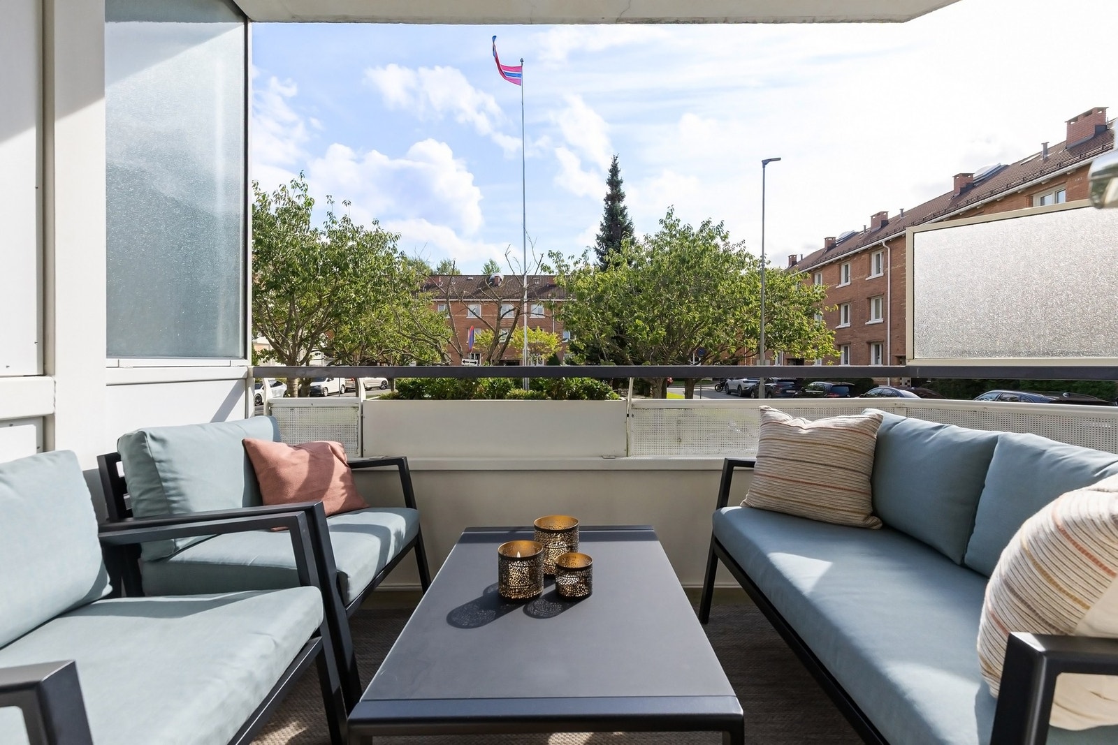 Det er god plass for utemøblement på balkongen. Galleribilde