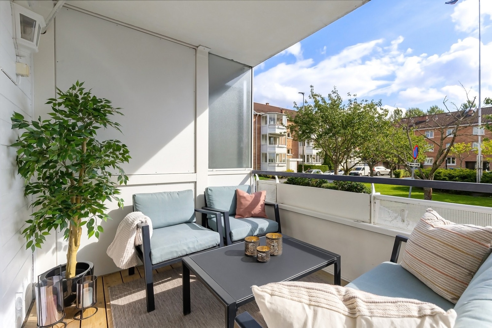 Leiligheten ligger i høy 1. etasje med en syd/sydøstvendt balkong på ca. 8 kvm som byr på gode solforhold. Galleribilde