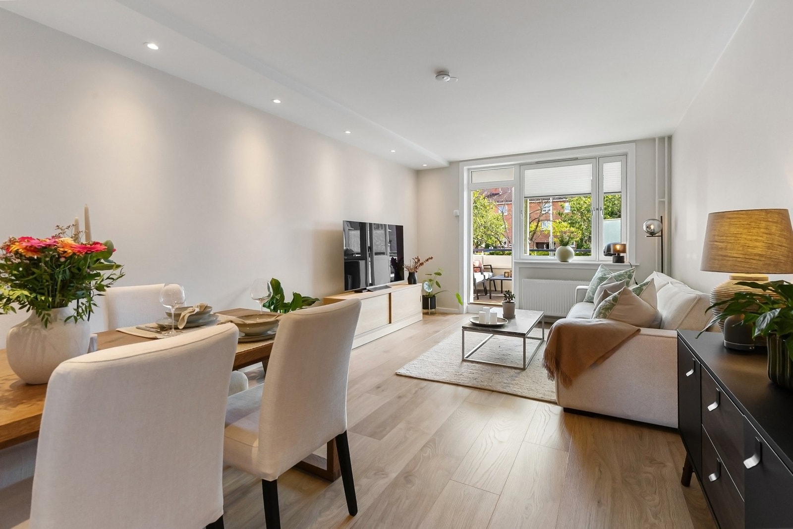 Store vindusflater slipper inn rikelig med naturlig lys. Galleribilde