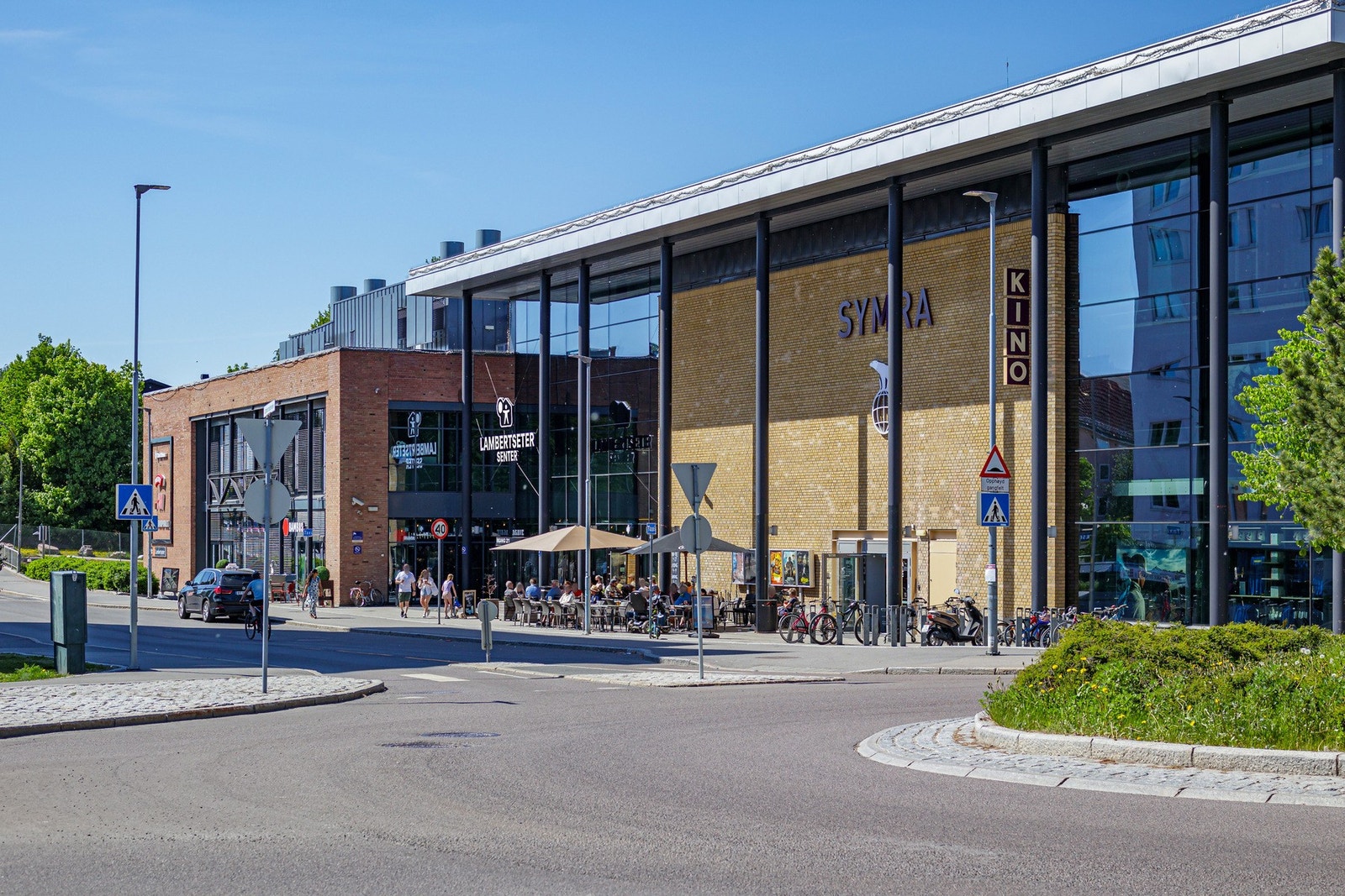 Lambertseter senter ligger i kort gangavstand med "alt" av servicetilbud. Galleribilde