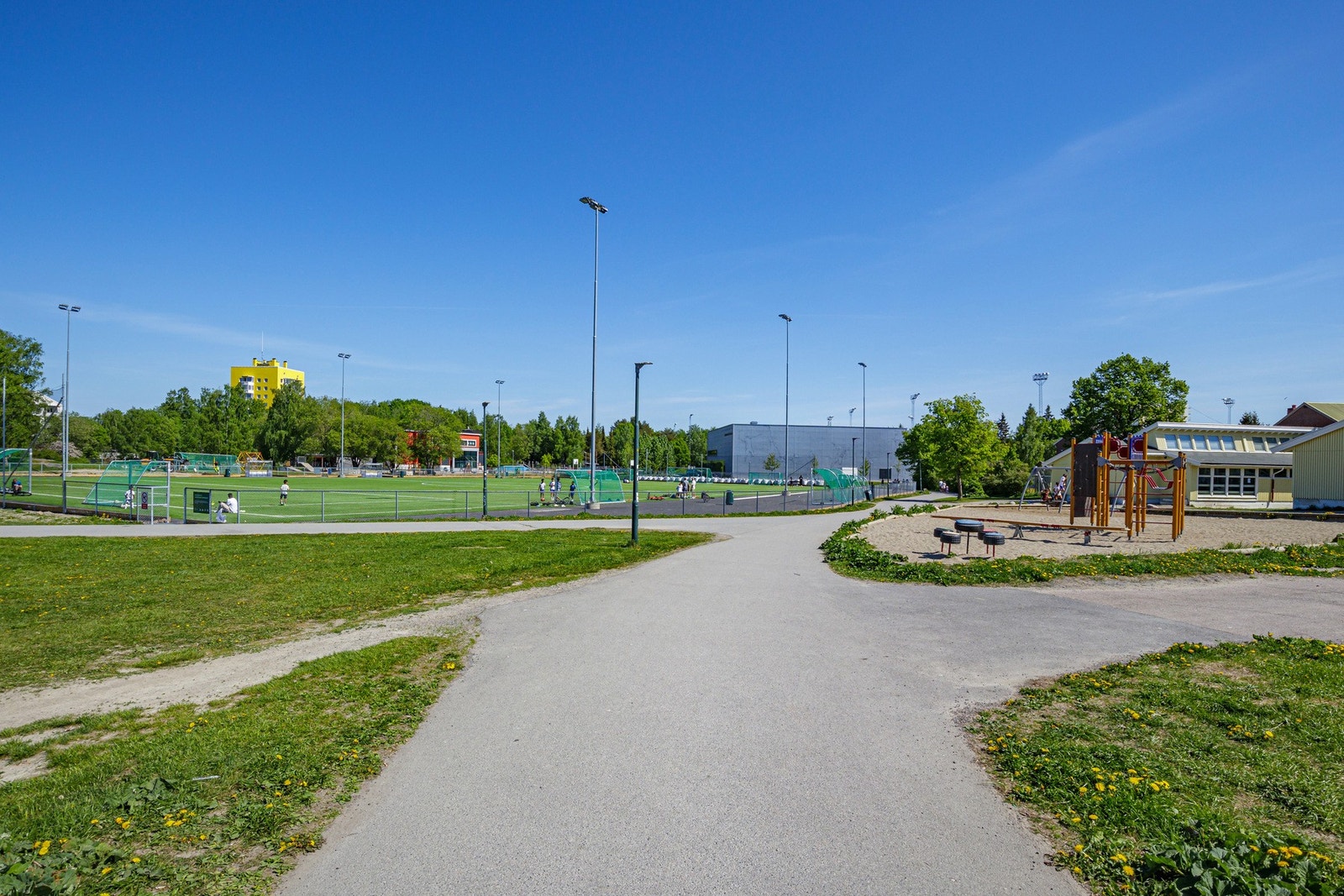 Det er flere idrettsanlegg i området, bl.a. på Lambertseter. Galleribilde