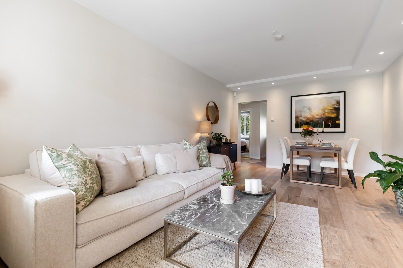 Boligen ble totalrenovert i 2017 med bl.a. nytt kjøkken, bad, elektrisk anlegg og overflater, og fremstår som tiltalende og innflyttingsklar. Galleribilde