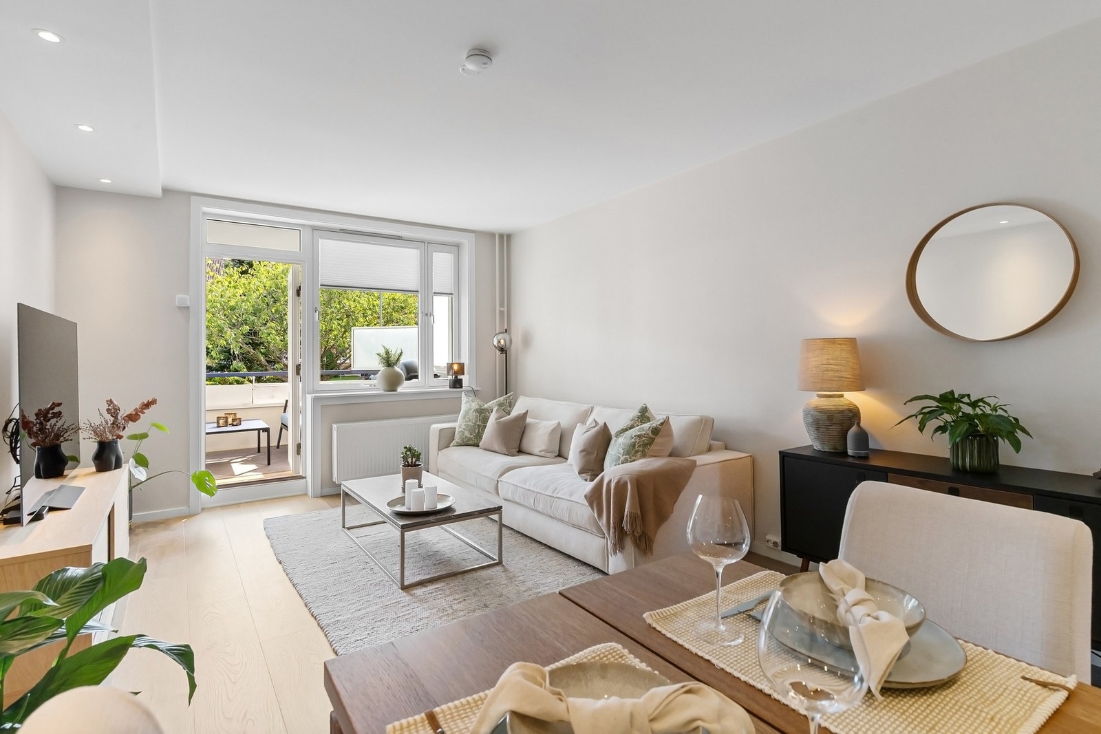 Det er god plass til både sofagruppe og spisebord. Galleribilde