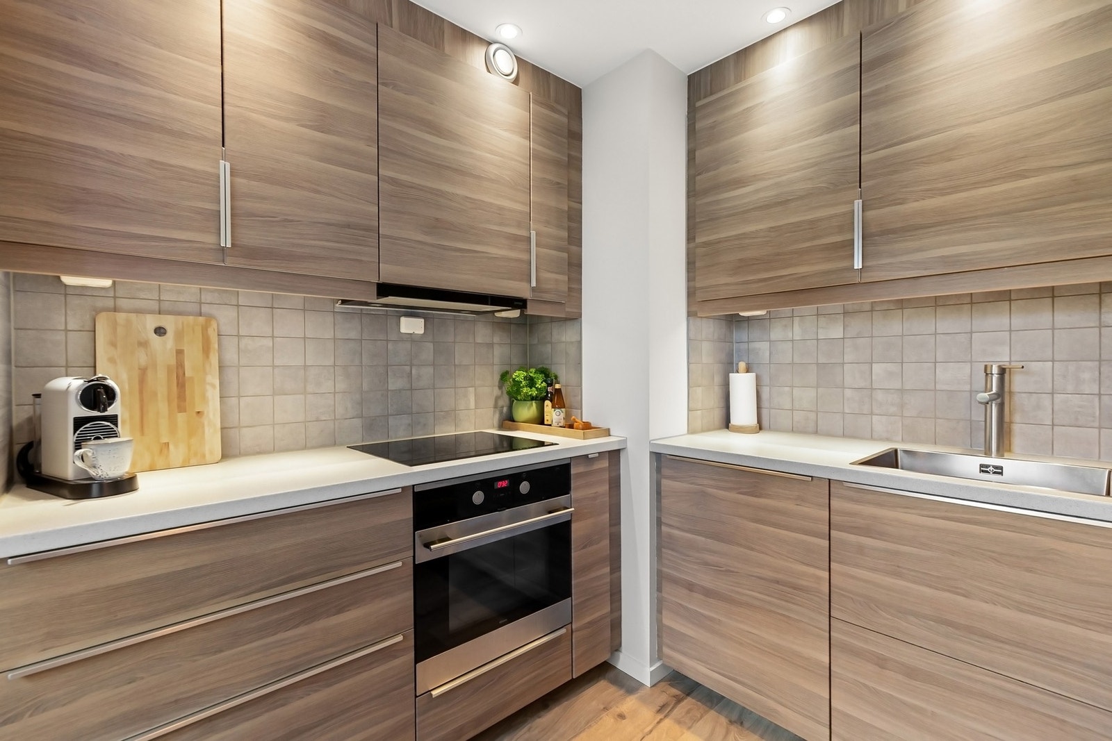 Mellom over- og underskap er det lagt fliser, og belysning under overskapene gir godt arbeidslys. Galleribilde