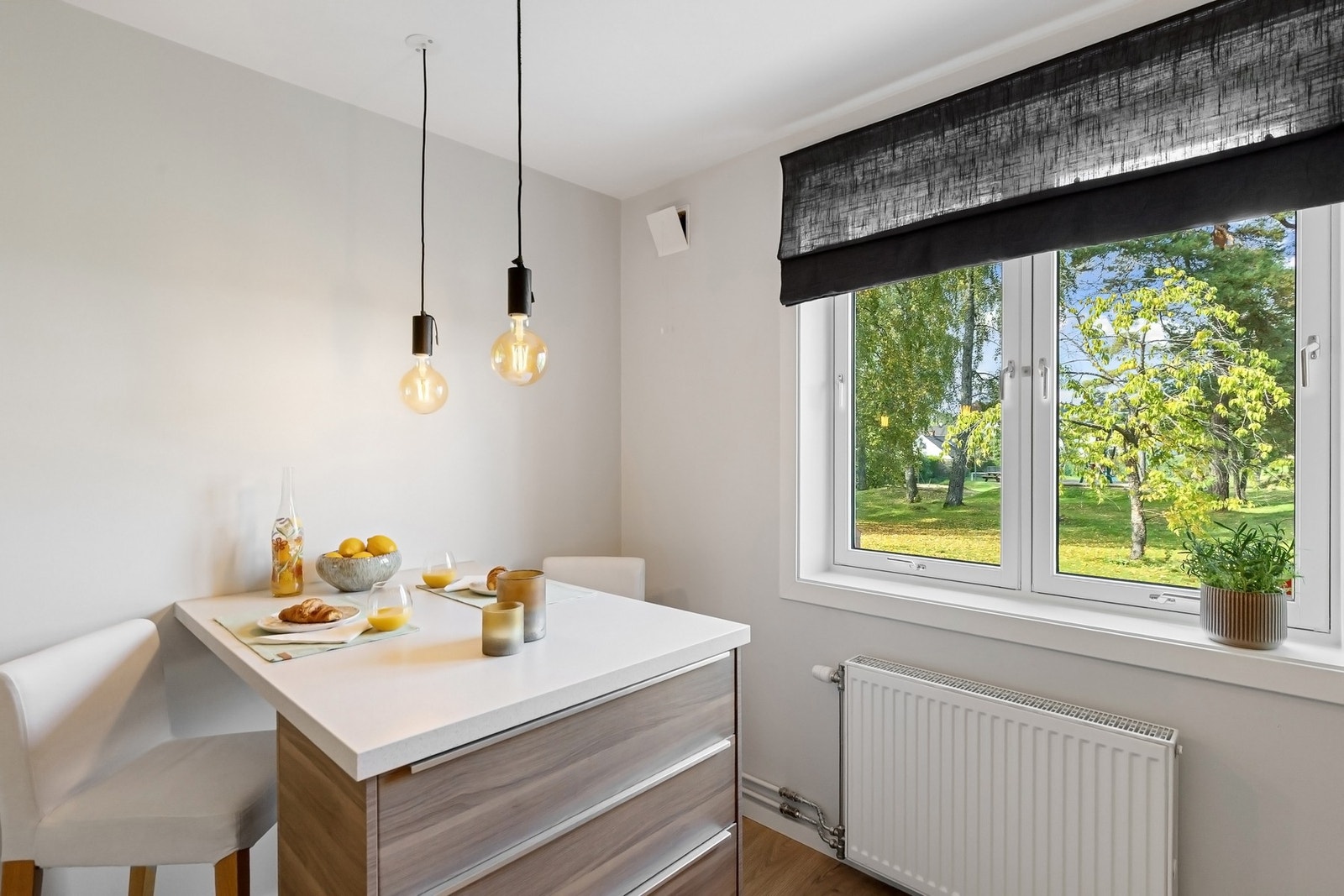 Kjøkkenvinduet vender mot hyggelig grøntareal, og det er plass for frokostbord i denne sonen. Galleribilde