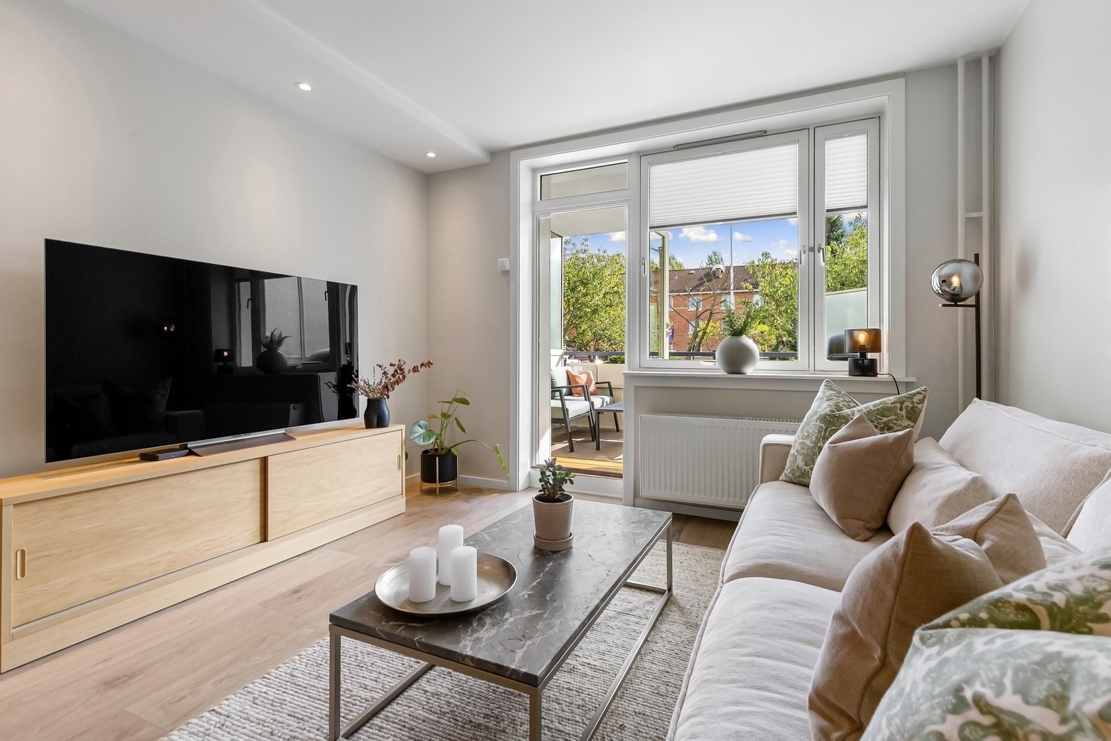 Rommet har slette vegger og laminatgulv, og en innfelt kasse med downlights bidrar til moderne belysning. Galleribilde