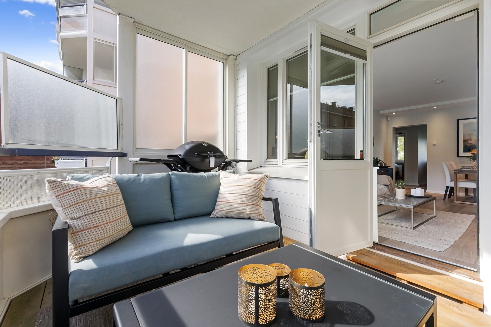 Balkongen er på ca. 8 kvm og ligger vendt mot syd/sydøst. Galleribilde