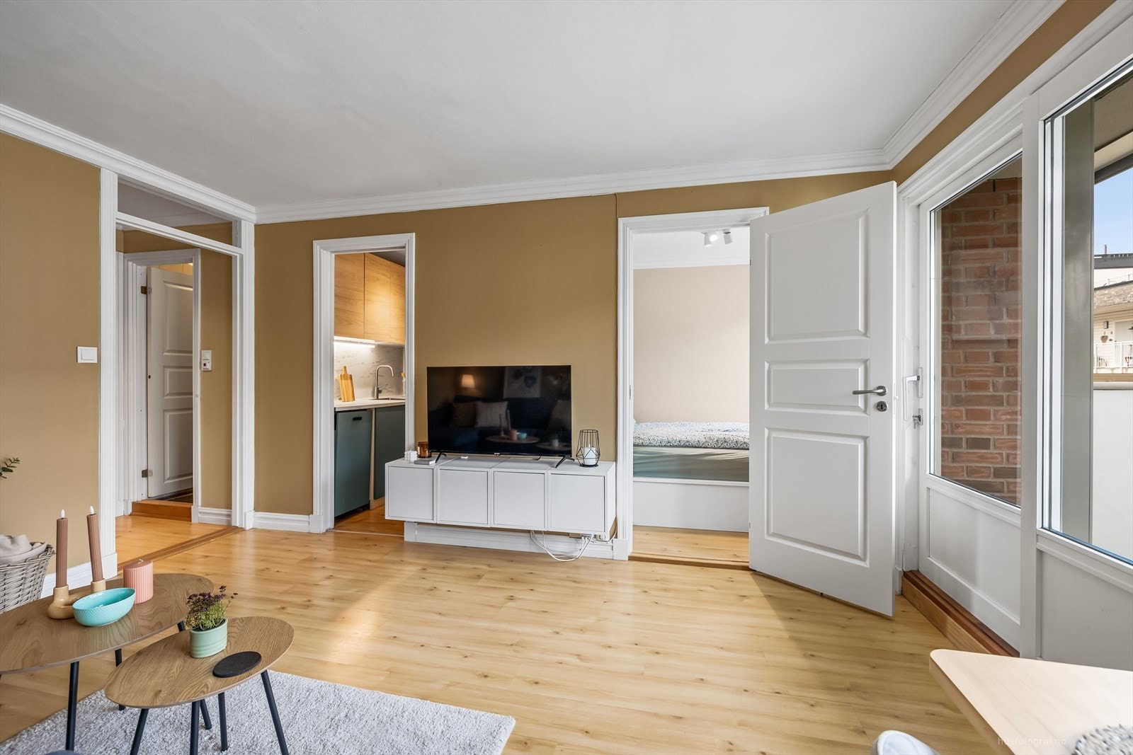Fra stuen er det inngang til soverom og kjøkken. Galleribilde