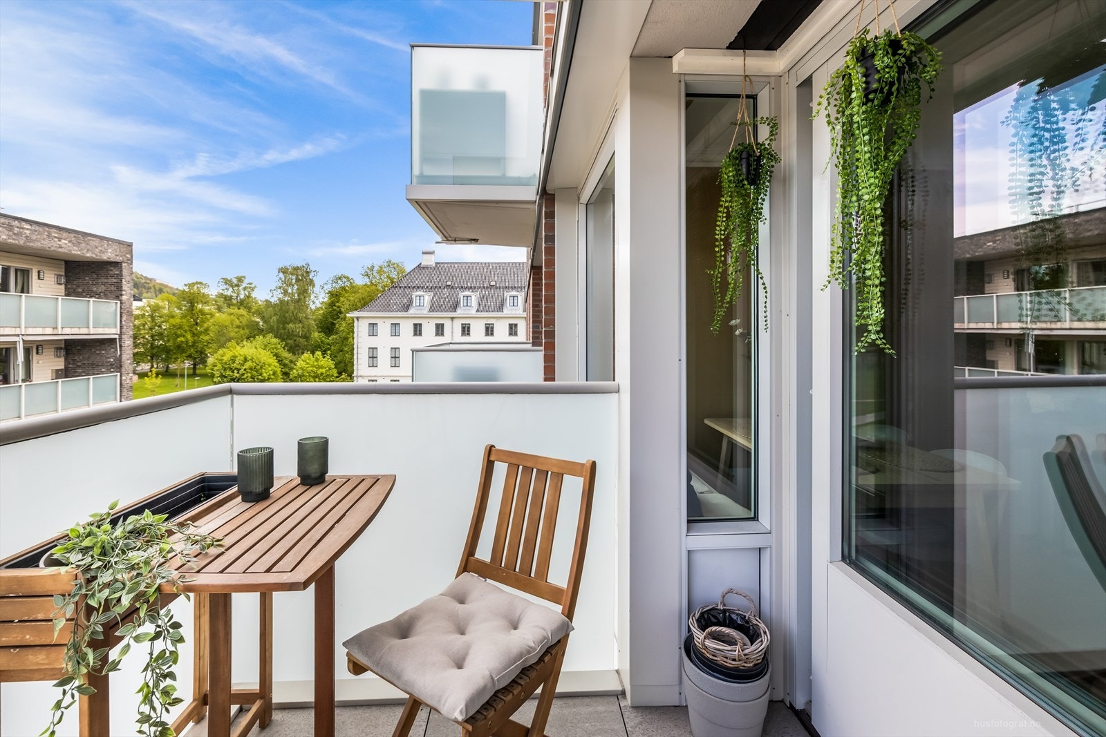 Stuen er lys og luftig med store vinduer og utgang til balkong. Galleribilde