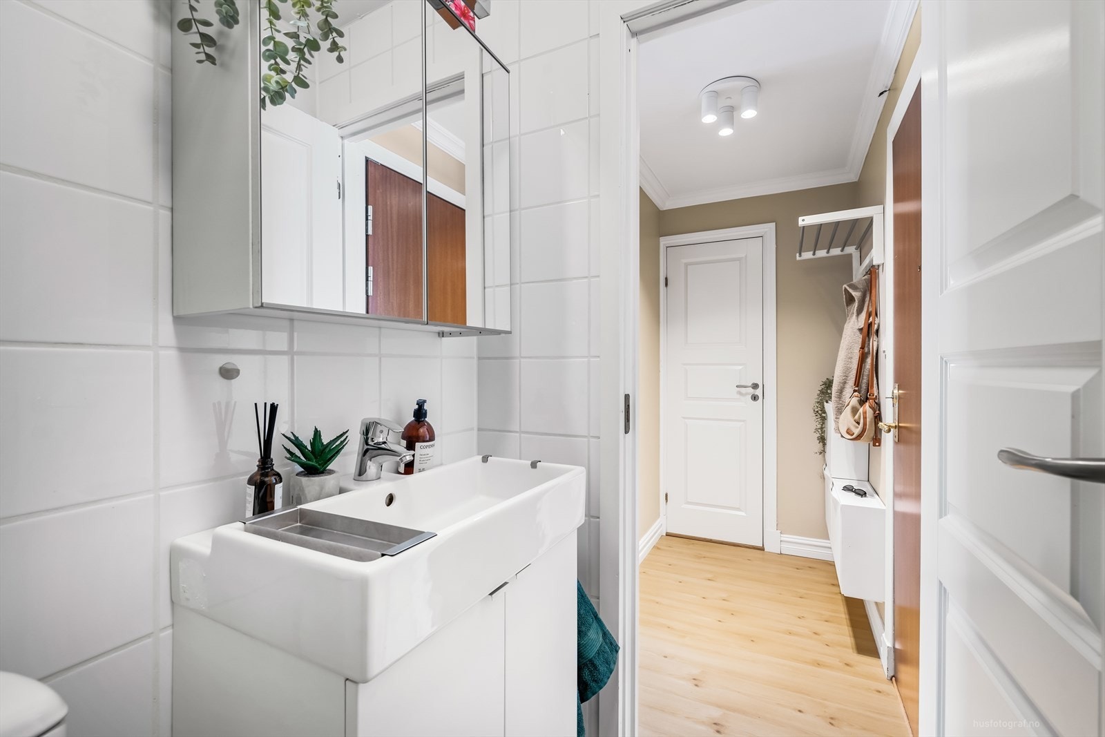 Badet er innredet med dusjkabinett, toalett og servant på skapinnredning. Galleribilde