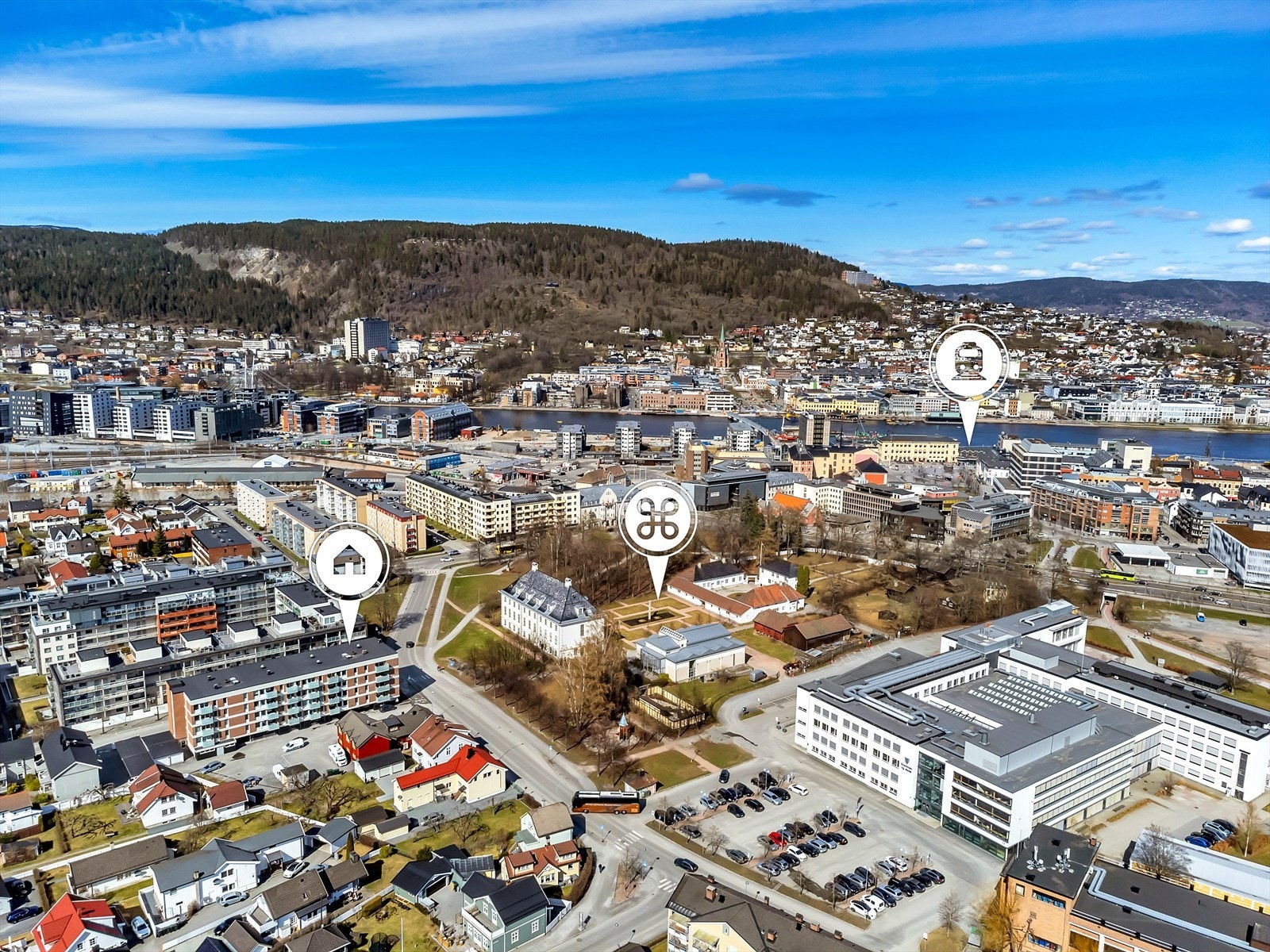 Det er kort gangavstand til de fleste typer butikker og servicetilbud, buss, togstasjon og fine turmuligheter. Galleribilde