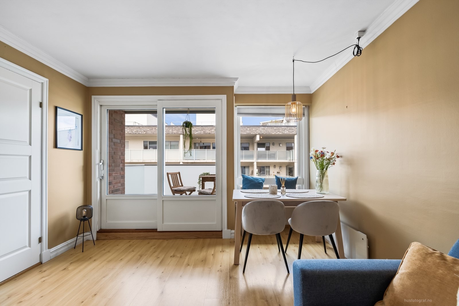 Overflatene er nymalte i 2022 i duse fargetoner og det er slitesterk laminat på gulv. Galleribilde
