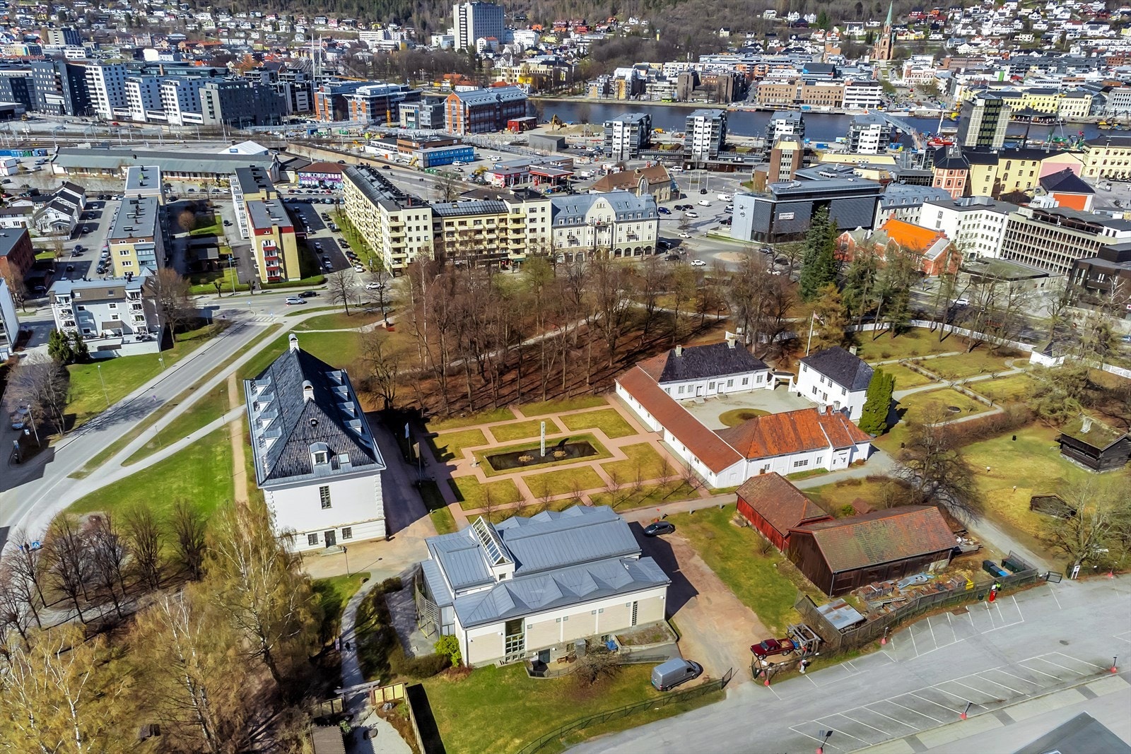 Kort gangavstand til Universitetet i Sørøst-Norge som har en av landets mest moderne lokaler på Papirbredden, helt nede ved elva. Her finner du kultur, næring og kunnskap i en herlig blanding. Galleribilde