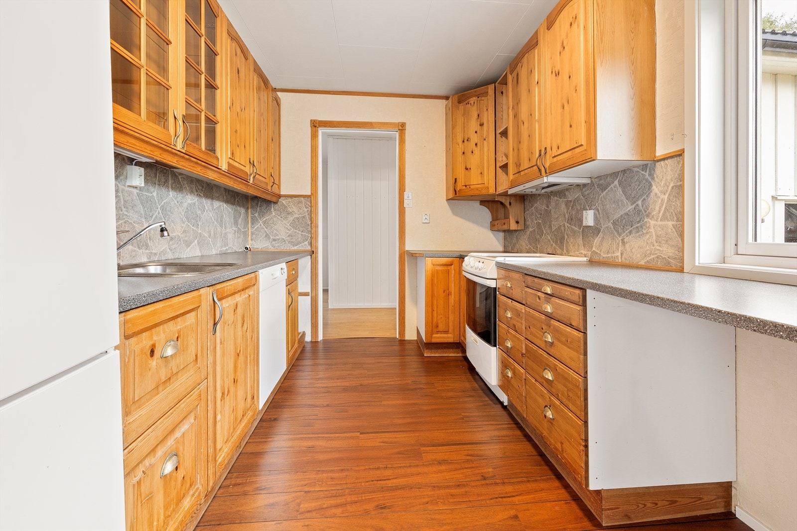 Kjøkken har også inngang direkte fra gang. Galleribilde