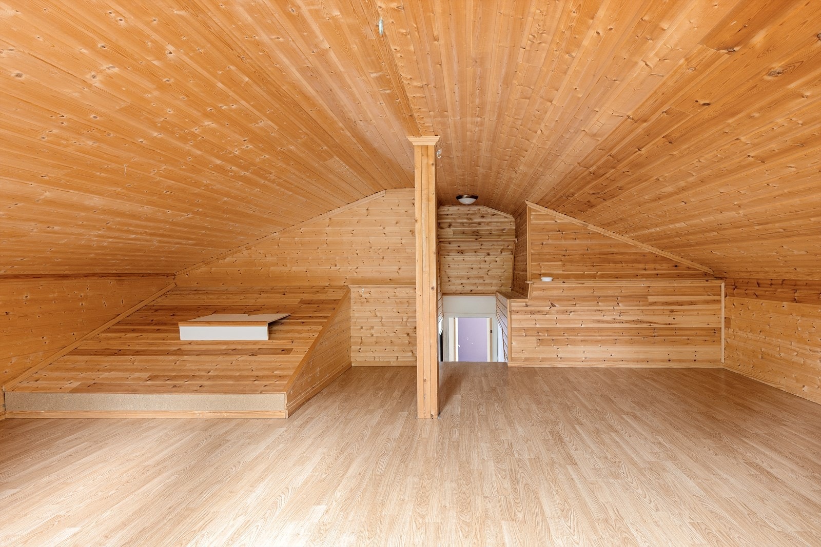 Romslig loft med mulighet for å innredde som stue, tv-stue eller soverom. Galleribilde