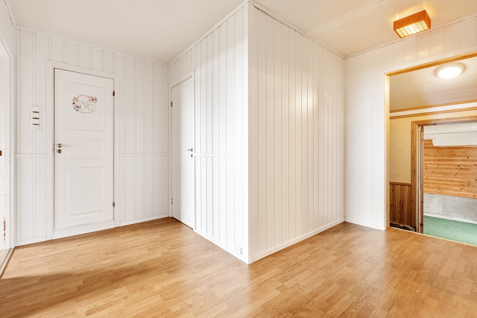 Romslig gang med inngang til bad og tre soverom. Galleribilde